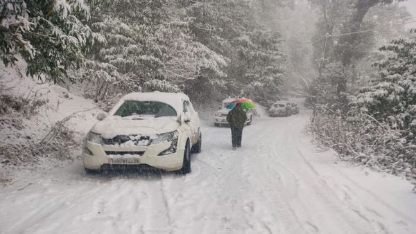 Uttarakhand Weather बदलेगा मौसम, बारिश और हिमपात का अलर्ट, वीकेंड पर फिर हो सकती है बर्फबारी, जानिए कहां