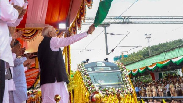 Vande Bharat Sleeper Train: नए साल में देश को मिलेगी पहली वंदे भारत स्लीपर ट्रेन, जानें कितना है किराया और रुट