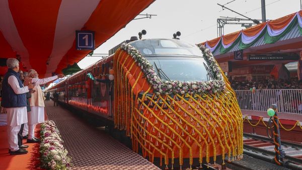 Vande Bharat Sleeper: राजधानी-शताब्दी भी इसके आगे फेल! मिलेंगी एयरलाइन जैसी सुविधाएं, सिर्फ इतना होगा किराया