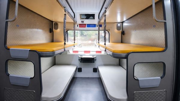 Howrah Guwahati Vande Bharat Sleeper: पूर्वोत्तर को मिलेगी नई रफ्तार, जानें बुकिंग नियम और खास सुविधाएं