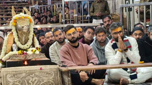 इंदौर वनडे से पहले बाबा की शरण में विराट कोहली, ताली बजाकर कीर्तन में लीन हुए किंग, वीडियो तेजी से वायरल