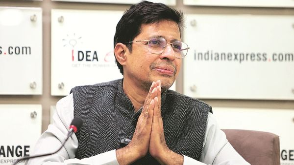 V Kamakoti को पद्मश्री मिलने पर कांग्रेस ने दिलाई गोमूत्र की याद! अरबपति श्रीधर वेम्बू ने दिया करारा जवाब