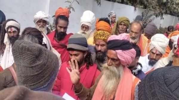 Datia News: भाजपा पार्षदों पर भूमि अतिक्रमण का आरोप, साधु-संतों ने कलेक्टर से की सख्त कार्रवाई की मांग