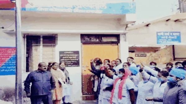 रायसेन जिला अस्पताल में हंगामा, नर्सों ने प्रधान आरक्षक पर लगाए अभद्रता के आरोप, पुलिस चौकी पर जड़ा ताला