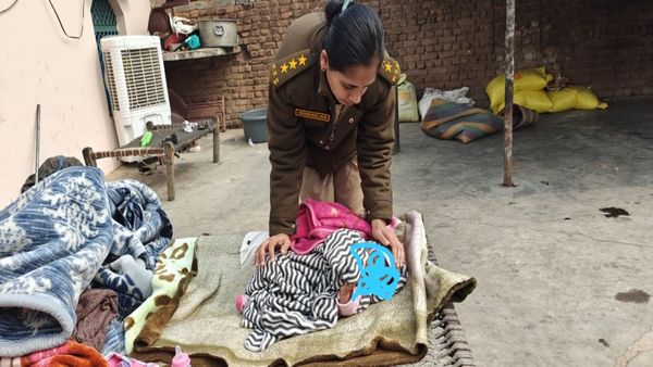 MP News Datia: 3 माह का बच्चा छत पर छोड़कर भागा परिवार, SDOP आकांक्षा जैन ने दूध पिलाकर दिखाई मानवता