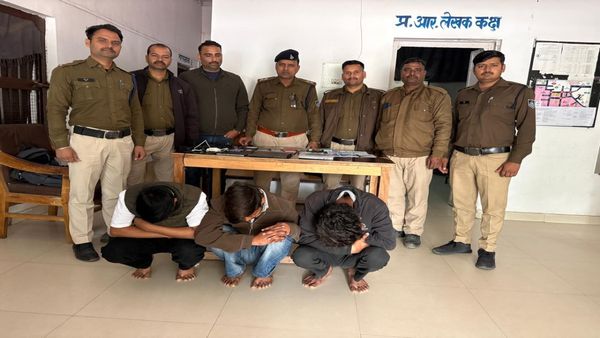 दतिया में ऑनलाइन क्रिकेट सट्टा रैकेट का भंडाफोड़, होटल से 3 आरोपी गिरफ्तार; 15 मोबाइल–2 लैपटॉप जब्त