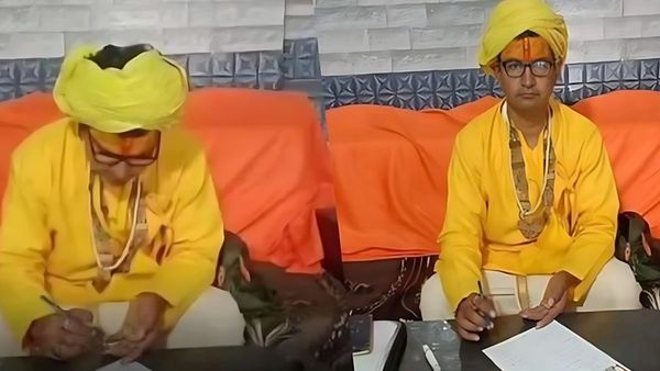 'मोदी जी छूते हैं पैर', कौन हैं दिनेश फलाहारी महाराज? जिन्होंने CM योगी को खून से लिखी चिट्ठी, क्या है मांग?