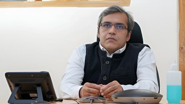 Sanjeev Khirwar: कौन हैं संजीव खिरवार, जिन्हें बनाया गया दिल्ली MCD का नया कमिश्नर? पत्नी भी थीं अफसर