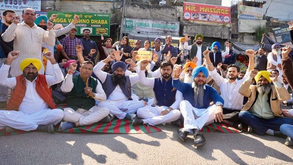 Punjab AAP News: कांग्रेस नेता प्रताप बाजवा की टिप्पणी के विरोध में आम आदमी पार्टी का प्रदर्शन, माफी की मांग