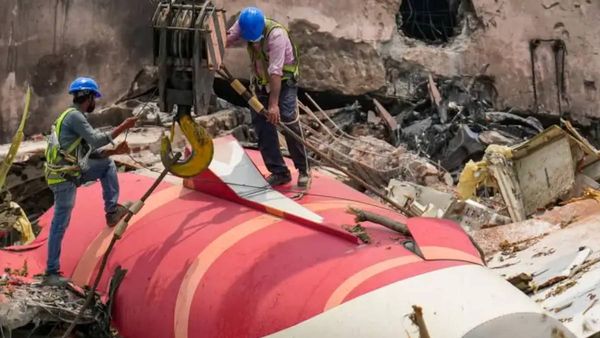 Ahmedabad Flight crash: पायलट ने क्‍या सच में जानबूझ कर किया था प्‍लेन क्रैश? सरकार ने दिया जवाब