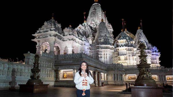 Amrita Fadnavis ने न्‍यू जर्सी अक्षरधाम मंदिर का किया दर्शन, CM फडणवीस की पत्‍नी फिर क्‍यों हुईं ट्रोल