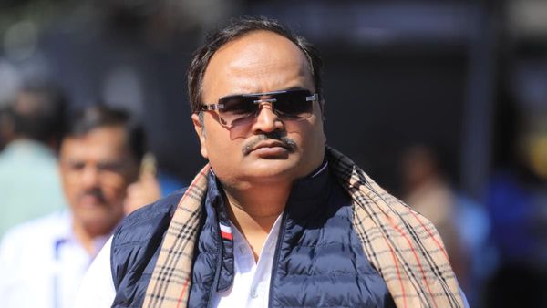 'हमारी बहनों के सिंदूर उजाड़े उसी पाकिस्‍तान के साथ खेल क्‍यों?', IND-PAK मैच पर भड़की उद्धव की शिवसेना