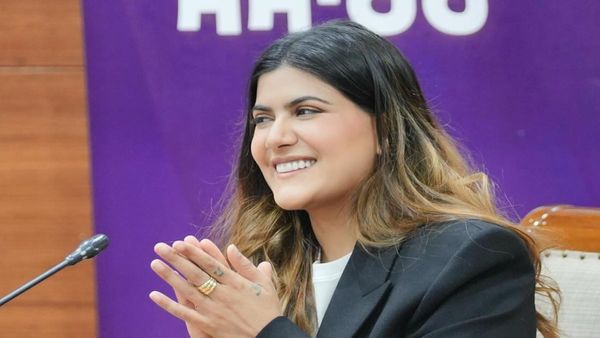 RSS के प्रोग्राम में पहुंची ये सुंदरी संभालती है 10 लाख करोड़ का बिजनेस, Net worth जानकर चौंक जाएंगे आप