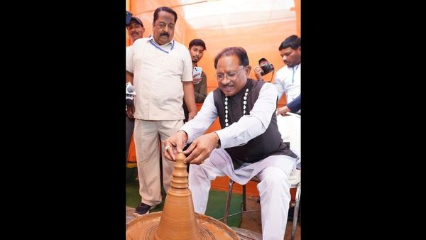 Chhattisgarh News: मुख्यमंत्री विष्णु देव साय ने कुम्हार के चाक पर गढ़ा दीया, पारंपरिक शिल्पकारों से किया आत्मीय संवाद