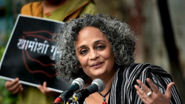 Arundhati Roy ने बर्लिन फिल्म फेस्टिवल से अचानक क्यों वापस लिया अपना नाम? क्या है पूरा विवाद