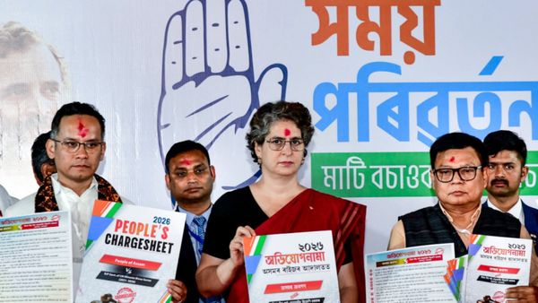 असम चुनाव से पहले कांग्रेस का बड़ा दांव, प्रियंका गांधी ने सरमा सरकार के खिलाफ चार्जशीट जारी कर लगाए ये आरोप