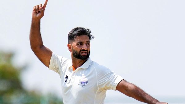 कौन हैं आकिब नबी? स्विंग ऑफ सुल्तान बन जम्मू-कश्मीर को दिलाई रणजी ट्रॉफी, IPL में लगी 8.40 करोड़ की बोली