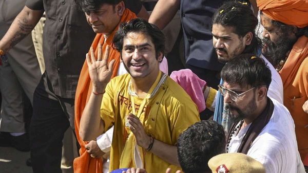 बागेश्वर धाम में पहली बार हुआ ऐसा काम! पंडित धीरेंद्र शास्त्री के पास कहां से आते हैं इतने पैसे? खुद खोला राज