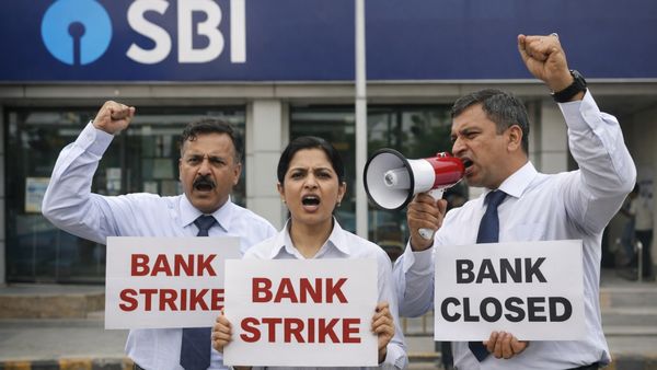 Bank Strike 12 February 2026: भारत बंद का असर, बैंक जाने से पहले जान लें बैंकिंग सेवाएं खुली रहेंगी या बंद?