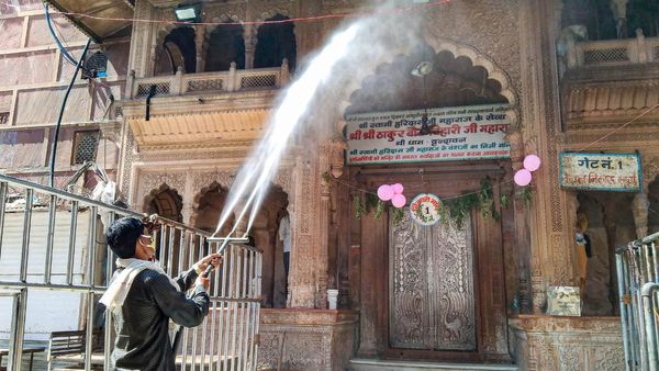 सलीम को बांके बिहारी मंदिर में रेलिंग का ठेका मिलने पर भड़के संत, ADM को देनी पड़ी सफाई, CM तक पहुंचा मामला