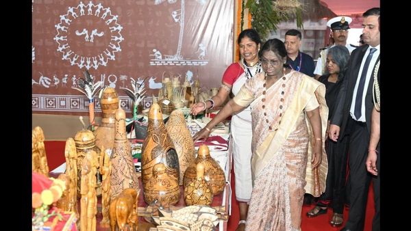 राष्ट्रपति द्रौपदी मुर्मु ने बस्तर पंडुम में जनजातीय संस्कृति पर आधारित भव्य प्रदर्शनी का किया अवलोकन