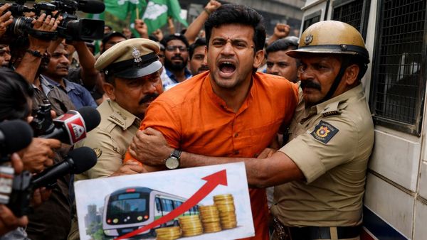 Bengaluru Metro Fare Hike: बेंगलुरु मेट्रो किराया पर बवाल, BJP MP तेजस्वी सूर्या हिरासत में, क्यों बढा विवाद?