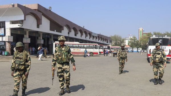 Bharat Bandh Impact: कहीं थमी बसों की रफ़्तार, कहीं स्टेशनों पर फंसे मुसाफिर, क्या आपका शहर भी बंद की चपेट में?