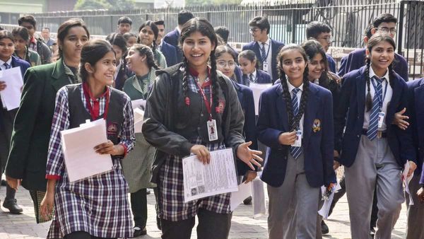 CBSE Board Exam 2026: फिजिक्स पेपर में असमानता पर कोर्ट पहुंचा मामला, हाईकोर्ट में दायर हुई PIL