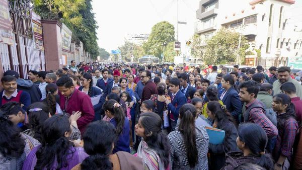 CBSE Board Exams 2026: आज से शुरू हुई 10वीं-12वीं की परीक्षा, 'पेपर लीक' की फर्जी खबरों से रहें सावधान