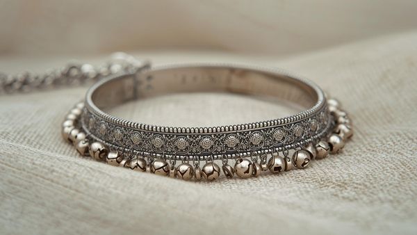 Silver Rate Today: अरे वाह! चांदी भी हुई सस्ती, 15000 गिरे दाम, अब इतना कम हो गया है 100 ग्राम सिल्वर रेट
