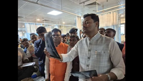 Bihar News: दरभंगा हिंसा मामले में मंत्री लखेंद्र कुमार रौशन ने लिया संज्ञान, पीड़ितों से मुलाकात कर हर संभव सहायता का भरोसा