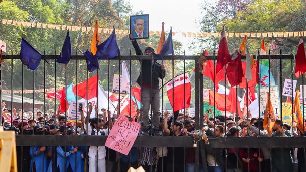 Delhi: JNU के छात्रों और पुलिस में झड़प, हिरासत में कई स्टूडेंट, VC के दलितों पर बयान से भड़ा विवाद- Video