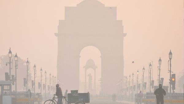 Delhi AQI Alert: दिल्ली में कोहरा और स्मॉग का डबल अटैक, AQI 350 पार, बाहर निकलने से पहले जानें जरूरी गाइडलाइन
