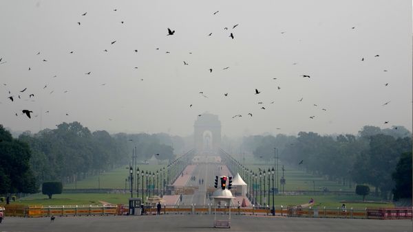 AQI को लेकर दिल्लीवालों को मिला सुकून! राजधानी के कई इलाके की हवा हुई बेहतर