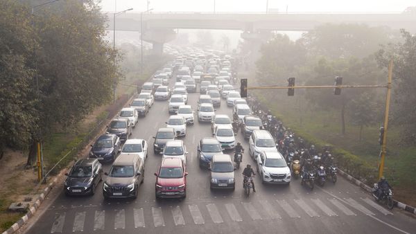 Delhi Traffic Advisory: AI समिट को लेकर राजधानी में रूट डायवर्जन लागू,बाहर जानें से पहले देखें वैकल्पिक रास्ते