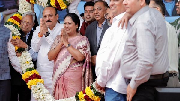 Delhi Chandni Chowk: चांदनी चौक से लटकते तार होंगे गायब,दिल्ली की बिजली पर CM रेखा गुप्ता का मेगा प्लान