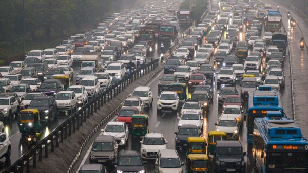 CBSE Exams: दिल्ली में 20 फरवरी तक रूट डायवर्जन, ट्रैफिक में छात्रों को ये चीज दिखाते ही मिलेगी Priority Lane