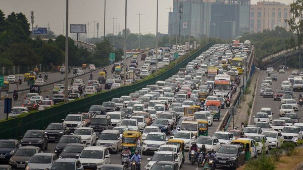 Delhi Traffic Alert: दिल्ली वालों सावधान! आज रात 8 बजे तक ये रास्तें रहेंगे बंद, पढ़ लें ट्रैफिक एडवाइजरी