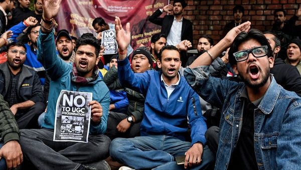 DU Protests Bans: DU कैंपस में एक महीने तक प्रदर्शन, रैली और जुलूस पर लगा बैन, अचानक क्यों लिया गया यह फैसला?