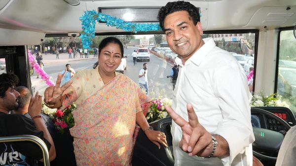 Double Decker Bus Delhi: डबल डेकर बस को CM रेखा गुप्ता ने दिखाई हरी झंडी, टिकट,रूट से किराया तक हर जानकारी