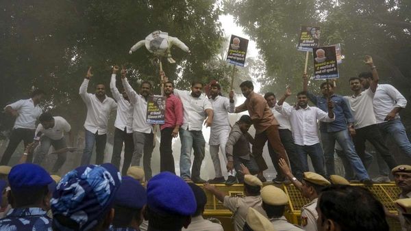 एप्स्टीन फाइल्स पर संग्राम, दिल्ली के जंतर-मंतर पर युवा कांग्रेस का प्रदर्शन, 'भारतीय कनेक्शन' की जांच की मांग
