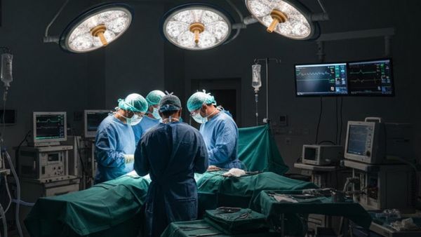 भीषण दर्द लेकर पहुंचा मरीज, डॉक्‍टरों ने पेट में ऐसा क्‍या देखा कि तुरंत खाली करवा दिया पूरा अस्‍पताल