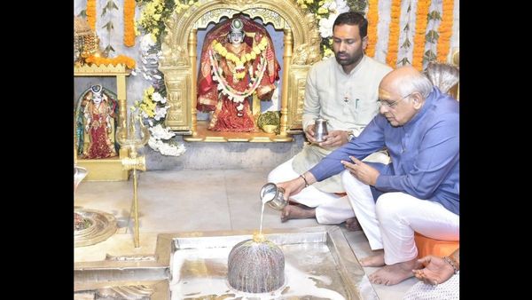 Gujarat News: मुख्यमंत्री भूपेंद्र पटेल ने महाशिवरात्रि पर स्वयंभू भवनाथ महादेव की श्रद्धाभाव से पूजा-अर्चना की