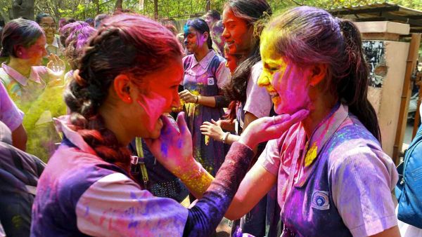 Holi School Holiday 2026: स्टूडेंट्स की मौज! होली में 4 दिन बंद रहेंगे स्कूल, ये है छुट्टियों का पूरा कैलेंडर