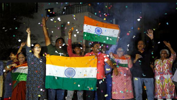 IND vs PAK: भारत की शानदार जीत पर जश्‍न में डूबे भारतीय, तिरंगा लहराते हुए लगाए देशभक्ति के नारे, देखें Video