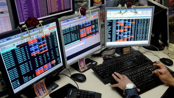 Indu Vs TCS: IT शेयर में कोहराम! ₹10 लाख करोड़ के नीचे आया TCS का मार्केट कैप, जानें क्यों भाग रहे निवेशक?