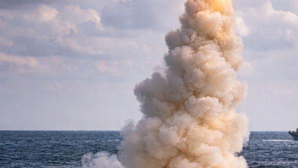 ईरान ने होरमुज समुद्री रास्‍ता किया बंद, दागी मिसाइलें, क्यों पूरी दुनिया के लिए अहम हैं ये Sea ​​route