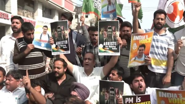 J&K: 'शर्टलेस प्रदर्शन' के बाद IYC अध्यक्ष की गिरफ्तारी पर भड़के कांग्रेसी, जम्‍मू में किया विरोध-प्रदर्शन 