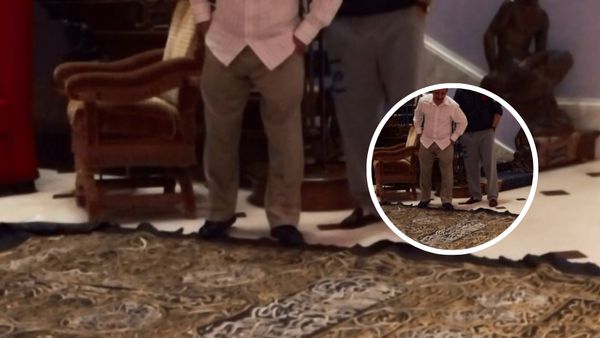 मुस्लिमों का सबसे पवित्र कपड़ा Epstein ने पैरों तले रौंदा, कार्पेट की तरह इस्तेमाल हो रहा था काबा का किस्वा