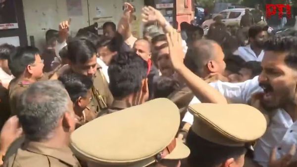 ABVP सदस्यों ने लखनऊ विश्वविद्यालय में किया प्रदर्शन, हनुमान चालीसा का जाप किया और शुद्धिकरण की मांग की